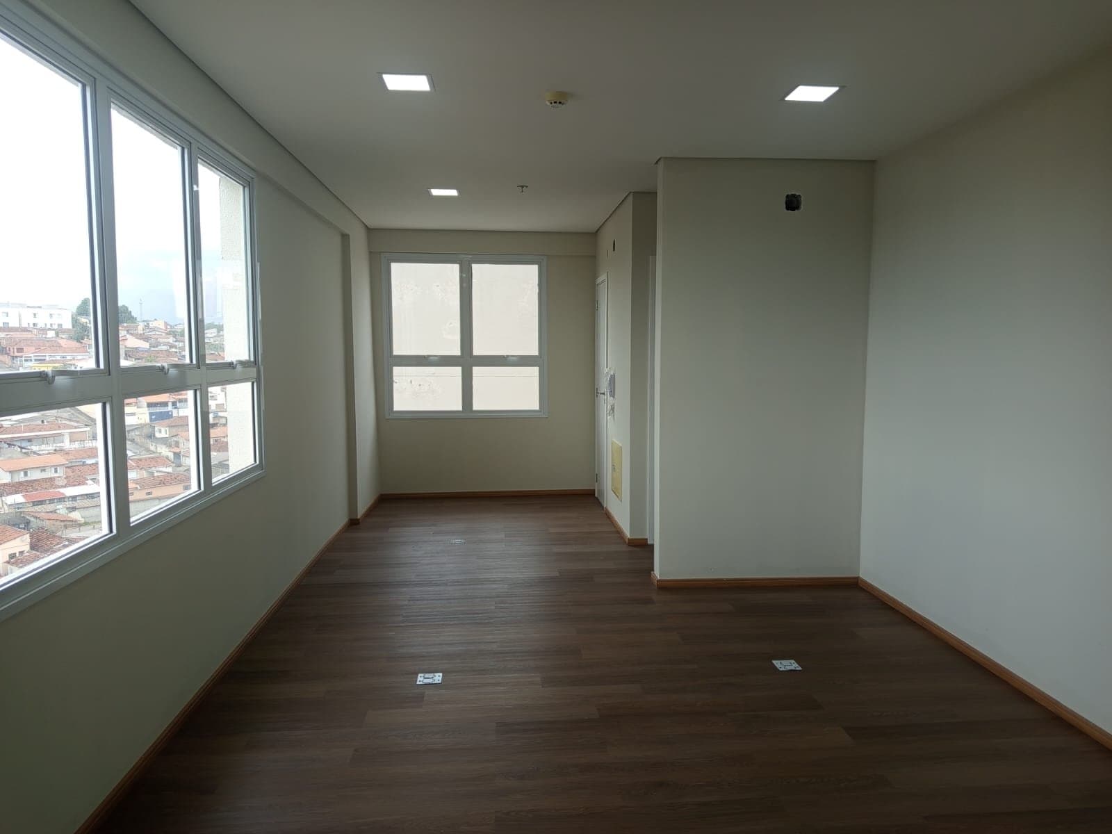 Sala Comercial de 28m² no Centro de Jacareí - Aceita Permuta 